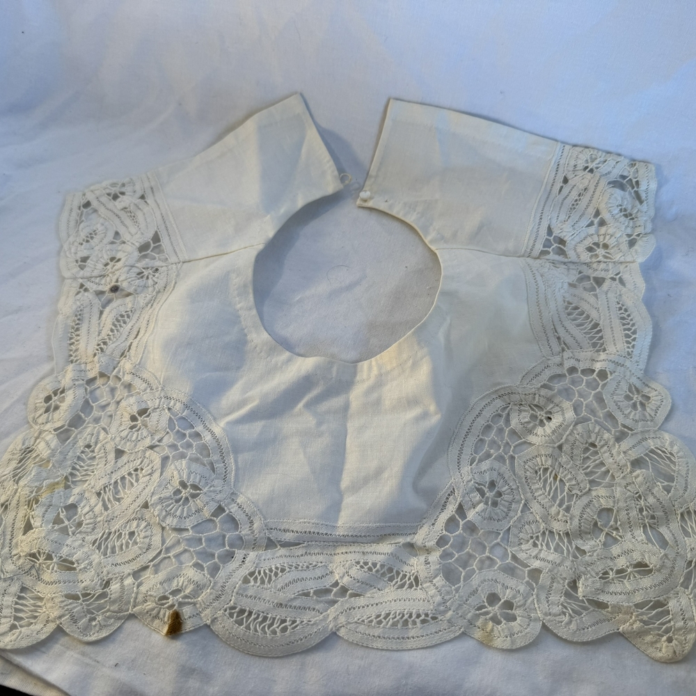 Source Unknown White Lace Scarf with Vintage Design